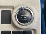 エンジンスタートボタンです。キーが車内にあれば、エンジンの始動・停止はブレーキを踏んでスイッチを押すだけ!キーを取り出す手間を省き、ワンプッシュでエンジンを操作するので簡単でスムーズです。