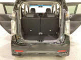 開口部も広く荷物の積み下ろしもしやすいお車となっております。シートを前方にスライドさせれば、さらに荷室を広げられます。また、床下にも収納スペースがあります。