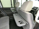 前席背面には格納式のシートバックテーブルを装備、便利なコンビニフック付きです。