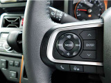 ハンドルから手を離さずにオーディオの操作ができるステアリングスイッチを装備。わき見運転の防止にもなり安全運転に貢献します。