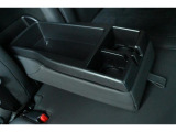 ◆セカンドシートには「格納式センターボックス(カップホルダー2個付)」 を装備。