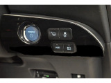 ハンドルの右側に配置された各スイッチ類です。HUDはヘッドアップディスプレイです。フロントガラスにスピードなどの表示が出来ます。