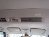 天井に車内の空気を循環させるシーリングファンを装備。