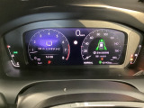 ホンダセンシングの表示画面を併せ持つ右側の大型スピードメーターに加え、ステアリングスイッチを使って左側のタコメーター内でオーディオの表示や、燃費などの情報が見れるようになっています。