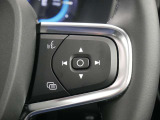 ステアリングスイッチは右側がメーター内ディスプレイの切り替えと操作、それから音声入力開始ボタン。左はクルーズコントロールの設定ができます。