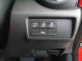 ステアリング右奥に配置されたスイッチ類です。横滑り防止装置や車線逸脱警報、障害物感知のコーナーセンサーをON/OFFする系統のスイッチ類です。それぞれ好みで設定をどうぞ。