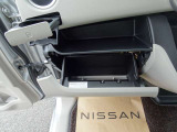 ◆助手席トレイ/グローブボックス/ドリンクホルダー◆車内に持ち込んだ小物がきちんと片付く収納が充実。いつでもきれいな車内を保てます!