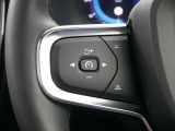 ハンドルの左側のボタンでアダプティブクルーズコントロールを操作。簡単操作で前車に追従します。渋滞や高速を利用時に非常に便利な機能ですよ!