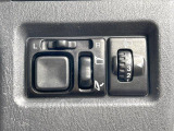 【電動格納ミラー】サイドミラーは電動格納式となっており、狭い駐車場でもキズがつくリスクを抑えられます。