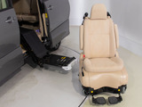 車いすへのお乗りになる際も、広い車外でお乗り換えを行える安心安全な装備となっております!