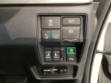 Hondaセンシング用の、VSA(ABS+TCS+横滑り抑制)解除とレーンキープアシストシステムのメインスイッチなどはハンドルの右側に装備しています。右側に電子制御パーキングブレーキがついています。