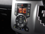 右独立温度コントロールフルオートエアコン(花粉除去モード付)!運転席、助手席それぞれ独立して温度設定が可能です。プラズマクラスターも搭載され、室内空間は快適です。