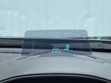 ヘッドアップディスプレイを装備しています。ドライバーの視線の先にスピードが表示されるので、視線の異動が少なく、安全に運転出来ます。