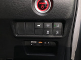 Hondaセンシング用の、VSA(ABS+TCS+横滑り抑制)解除とレーンキープアシストシステムのメインスイッチなどはハンドルの右側に装備しています。左側に電動テールゲートのボタンもついています。