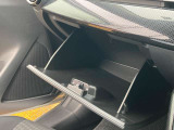 車検証なども収納できる大型のグローブボックスは、使い勝手もよく役立ちます!