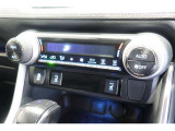 デュアルオートエアコンは運転席と助手席で温度を変えることができるので、熱い寒いでの争いは無くなります^^)これは便利!