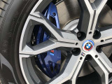 Mスポーツ・ブレーキ! Mのロゴがあしらわれたブルー色のMスポーツ・ブレーキはダイナミックなパフォーマンスに相応しい、優れた制動力を発揮します。