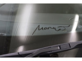 助手席側のウインドウガラスシールドに入った「モリゾウ」サイン。これも特別感がありますね。