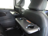 運転席・助手席シートバックテーブル(買い物フック付)カップホルダーを2個完備