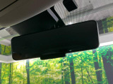 【インテリジェントルームミラー】後席の大きな荷物や同乗者で後方が確認しづらい時でも安心!カメラが撮影した車両後方の映像をルームミラー内に表示。クリアな視界で状況の確認が可能です!