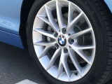 BMW純正17インチホイール。洗練されたデザインで、足元の個性を引き立てます。