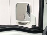 助手席側カラードドアミラーの鏡面下部に、補助確認装置(サイドアンダーミラー)を採用しています。路肩への幅寄せやバック駐車をサポートします。