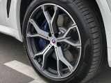 BMW純正21インチホイール。洗練されたデザインで、足元の個性を引き立てます。
