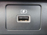 USBも付いており、スマホなどの充電も出来とても便利です。