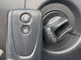 【キーレススタートシステム】カバンやポケットに入れたままでもドアの施錠・解錠が可能なスマートキーを装備。エンジンのオン・オフ時もカギを取り出す必要が無いからとっても便利です♪c