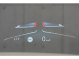 HUD: ヘッドアップディスプレイはドライバーが前方に集中できるよう、ナビや車速情報をフロントガラスに投影するシステムです。