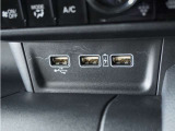 USB接続、スマートフォンの充電等にも便利なUSBチャージャーも使いやすい場所に装備されています。