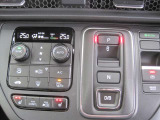 トリプルゾーンコントロール・フルオートエアコンディショナー(プラズマクラスター技術搭載)運転席、助手席、後席の3つのゾーンそれぞれで、お好みの温度設定ができます。
