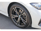BMW純正18インチホイール。洗練されたデザインで、足元の個性を引き立てます。
