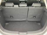 MAZDA2は、前後席ともに広くてゆとりの室内空間です。それだけでなく、5人フル乗車の時でも全員分の荷物をしっかり積むことができる、十分なラゲッジ容量を確保できています。