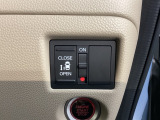 左側電動スライドドアは運転席からでも操作ができるように、ハンドル付近に開閉の操作スイッチが付いています。