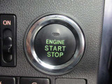 スマートキーを携帯していれば、 ドアハンドルに軽く触れるだけで開錠可能です。また、エンジンもブレーキを踏みながらスイッチを押すだけで始動できますよ