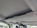天井にはボックスティッシュなどを収納できるオーバーヘッドシェルフが付いております。