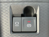【電動パーキングブレーキ】ボタンを手前に引くだけでパーキングブレーキがロック!発進時にはボタンを押すとパーキングブレーキが簡単に解除される優れものです!