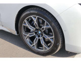 BMW純正アロイ・ホイール・スター・スポーク・スタイリング 905 バイ・カラー ブラック。洗練されたデザインで、足元の個性を引き立てます。