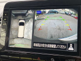アラウンドビューモニター。上空から見下ろしているかのような映像をメーター内のディスプレイに映し出し、スムーズな駐車をサポートします。