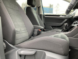 シート生地にはアルカンターラ素材を使用。フロント両席および後席(2列目)の左右座席にはシートヒーターを装備、寒い日には大変嬉しいアイテムです。