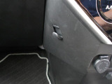 助手席側にはお買い物袋などをひっかけられるフックがついていて意外と便利なんです!