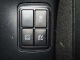 「燃費優先のECOモード」「モーターのみで静かに走行が出来るEVモード」と走りを選べる2つのスイッチが付いています。