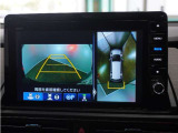【マルチビューカメラ】はリバース時や手元のスイッチでカメラ映像を切り替え、前後左右それぞれの単独映像や車両を上から見た映像で視界をサポートします。