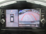 アラウンドビューモニターが装備されてるから、駐車場での車庫入れや、狭い道での走行もカメラで確認が出来るので安心。