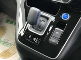 セレナ e-POWERは、モータードライブだから、車内はとても静か。発電用エンジンは、小排気量1.2Lで、車速に応じたエンジン回転制御も行い騒音に配慮しています。