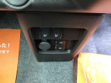 USB電源が2か所あるので重電などに便利。シートヒーターも運転席と助手席に付いてます。