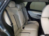後席の方の安全性や快適性も考えたシート設計です。家族全員が快適にドライブできます。