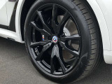 BMW純正22インチホイール。洗練されたデザインで、足元の個性を引き立てます。
