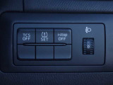 運転席左側下部に横滑り防止装置とアイドリングストップのOFFスイッチが配置されています。